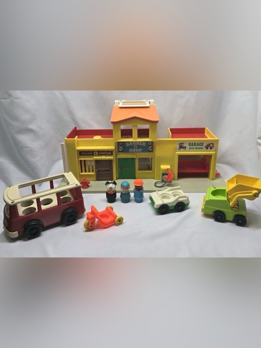 FISHER-PRICE - LITTLE PEOPLE PLAY FAMILY VILLAGE STREET - VINTAGE 1973
